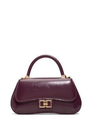 Pequeño bolso de cuero violeta con solapa curvada, asa superior y cierre rectangular dorado sobre fondo blanco.