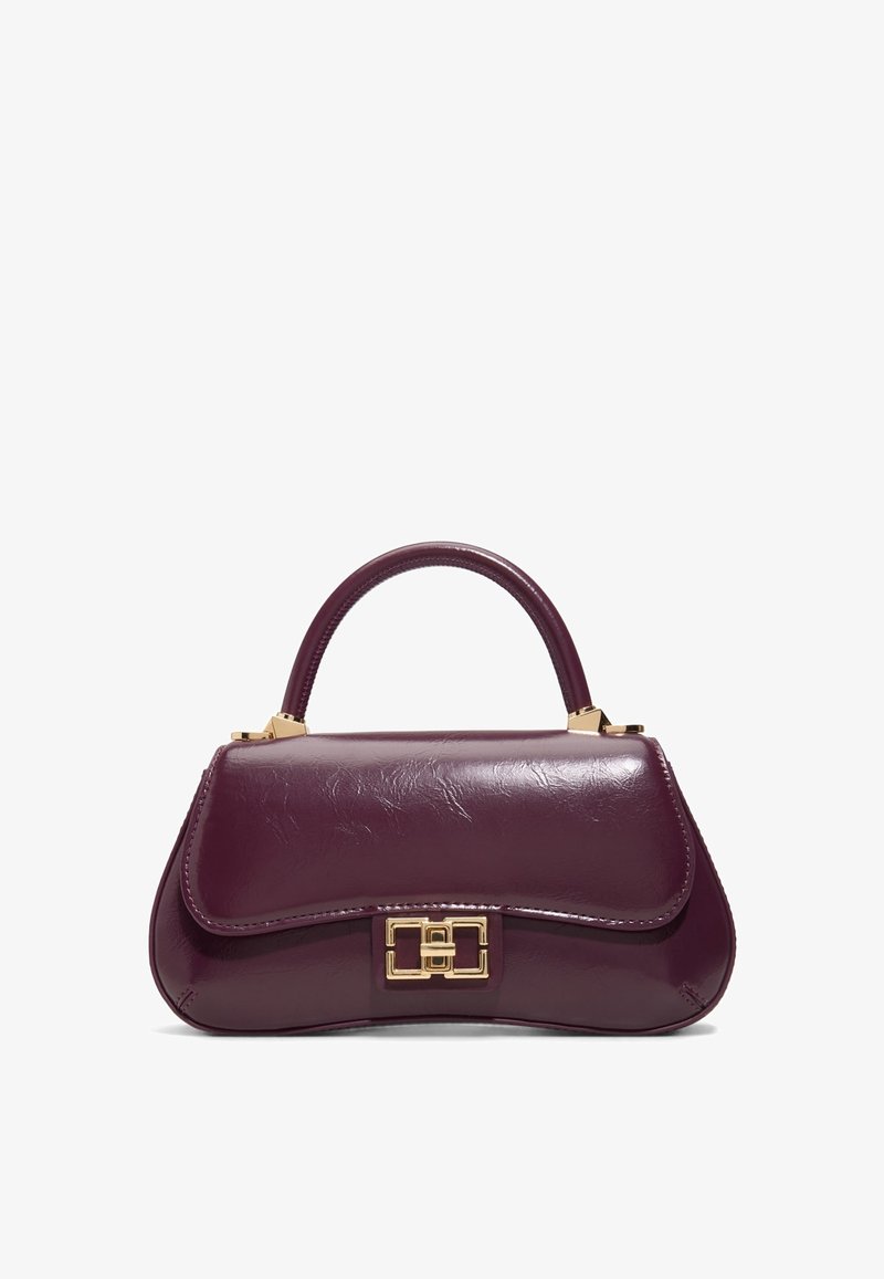 Petit sac à main en cuir violet avec rabat courbé, poignée supérieure et fermoir rectangulaire doré sur fond blanc.