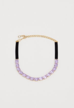 Colar em tom de ouro com gemas retangulares em lavanda, acentos em tecido na cor preta e uma corrente texturizada para comprimento ajustável.