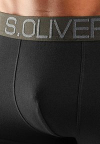 Mustad puuvillased mustad bokserid, millel on tume roheline elastne vöö ja hall S.Oliveri logo. Sile tekstuur ja minimaalsete õmblustega detailid.