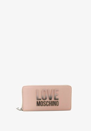 Rechthoekige lichtroze portemonnee met zilveren rits en groot zilveren "LOVE MOSCHINO" logo aan de voorkant.