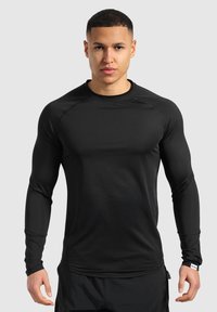 Schwarzes Langarm-Sportshirt mit Rundhalsausschnitt, strukturiertem Stoff und Logo am Ärmel. Figurbetonter Schnitt für Sportbekleidung.