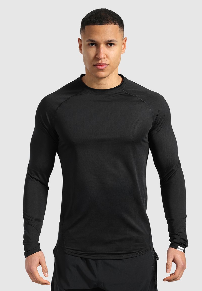 Schwarzes Langarm-Sportshirt mit Rundhalsausschnitt, strukturiertem Stoff und Logo am Ärmel. Figurbetonter Schnitt für Sportbekleidung.