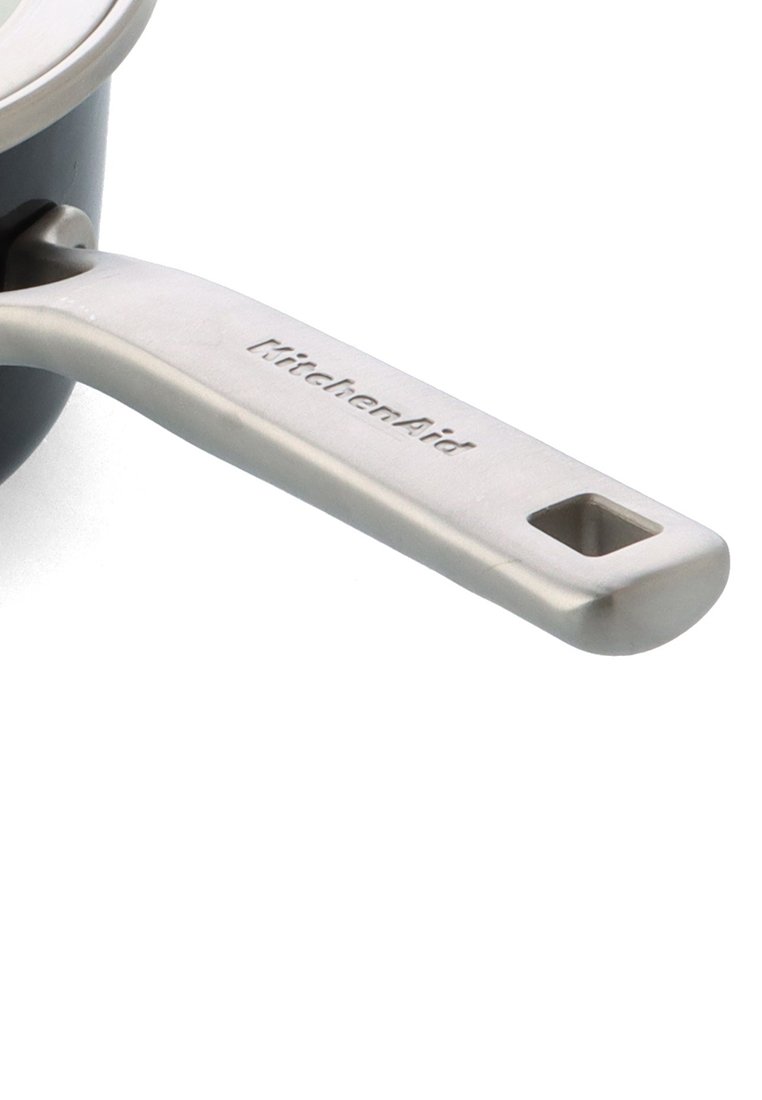 Schwarzer Kochtopf mit einem Griff aus Edelstahl. Der Griff hat am Ende ein rechteckiges Loch und ist mit "KitchenAid" geprägt.