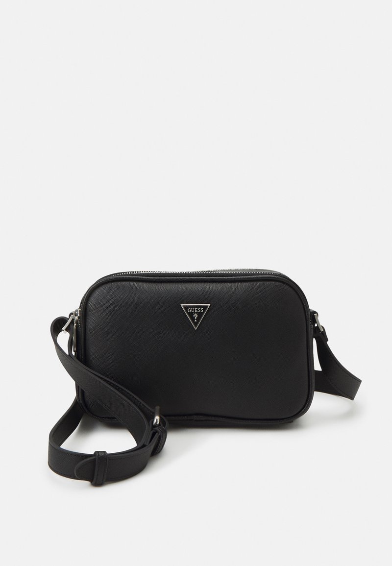 Borsa a tracolla sintetica nera di forma rettangolare, con chiusura a zip, tracolla regolabile e accento triangolare con logo sulla parte anteriore.