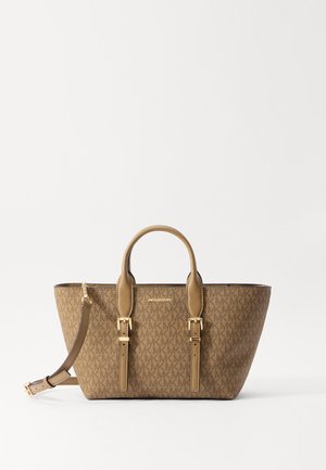 Hnědá taška Michael Kors přes rameno s dvojitými uchy, odnímatelným popruhem na rameno a zlatými ozdobami na bílém pozadí.