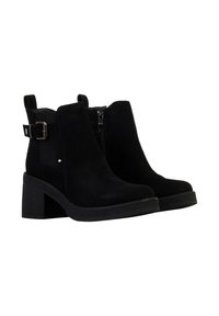 Bottines en daim noir avec un large talon, fermeture éclair sur le côté et une sangle décorative avec un détail à boucle. Texture lisse et design à bout rond.