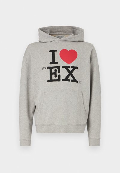 Sweatshirt cinza com um bolso frontal, apresentando um gráfico preto e vermelho que diz "Eu ❤️ o meu EX" em letras garrafais. Tecido macio em mistura de algodão.