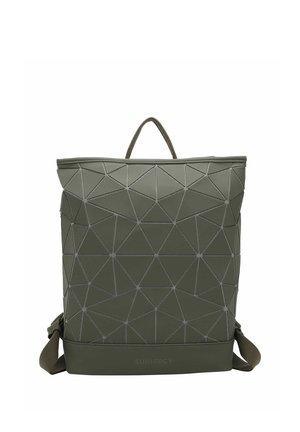 Mochila verde con patrones geométricos de triángulos, asa superior, correas de hombro ajustables y nombre de la marca "SURI FREY" en la parte inferior frontal.