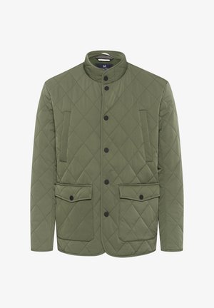 Chaqueta acolchada de color verde oliva con cuello alzado, cierre de botones a presión, dos bolsillos con solapa y dos bolsillos laterales verticales.