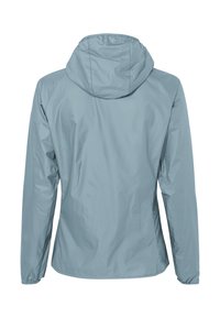 Lichtblauwe, waterdichte jas met capuchon, lange mouwen en elastische manchetten. Gladde textuur en eenvoudig ontwerp, geschikt voor buitengebruik.