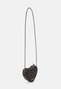 Borsa a forma di cuore nera realizzata in pelle intrecciata, con chiusura a zip e tracolla in catena argentata. Dotata di una piccola placca con logo.