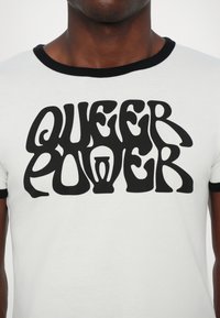Ludovic de Saint Sernin QUEER POWER UNISEX - Majica kratkih rukava s printom - white