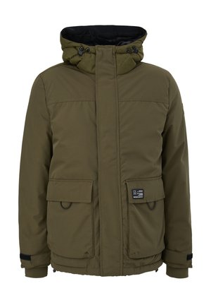 Oliwkowa ocieplana kurtka z wysokim kołnierzem, kapturem na sznurki, dwoma przednimi kieszeniami i zapięciem na zamek błyskawiczny. Posiada czarne akcenty i małą metkę z logo.
