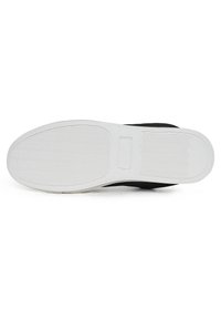 Schwarzer Sneaker mit einer strukturierten Oberseite und einer weißen Gummisohle, die ein gewelltes Profilmuster aufweist. Enthält ein rechteckiges Logo-Patch an der Seite.