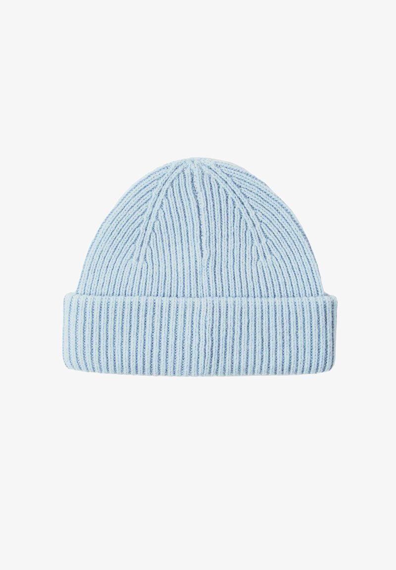 Ljusblå stickad mössa med ribbat mönster, med en vikbar mudd. Toppen har vertikala linjer som ger ett strukturerat utseende.