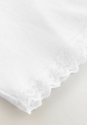 Tessuto bianco con un bordo in pizzo a scallop nella parte inferiore, caratterizzato da schemi intricati e una consistenza morbida. Materiale in cotone liscio e leggero.