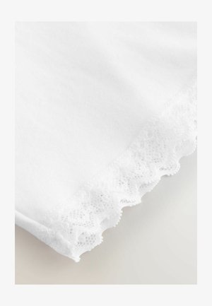 Tessuto bianco con un bordo in pizzo a scallop nella parte inferiore, caratterizzato da schemi intricati e una consistenza morbida. Materiale in cotone liscio e leggero.