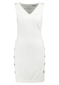 Robe blanche cintrée sans manches avec col en V et boutons décoratifs noirs et blancs le long des côtés et sur les épaules.