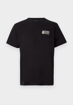 Μαύρο κοντομάνικο T-shirt με μικρό λευκό λογότυπο "Stance Plumbing Service" και αριθμό τηλεφώνου στο αριστερό στήθος.