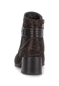 Bottine noire avec finition texturée, boucle décorative et talon épais. Forme arrondie avec une fermeture éclair à l'arrière pour un enfilage facile.