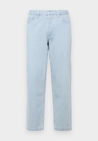 Ανοιχτό μπλε τζιν παντελόνι με ίσια γραμμή, πέντε τσέπες και διακριτή ραφή στην κορυφή. Το ύφασμα είναι απαλό με λεία υφή.