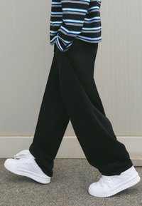 Bershka CHUNKY - Pantofi skate - white