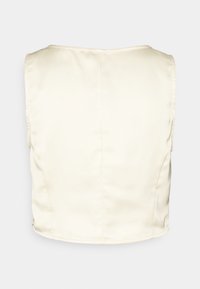 Krémová saténová bezrukávová blůza s kulatým výstřihem, přiléhavým střihem a hladkou texturou, s čistým zadním švem.