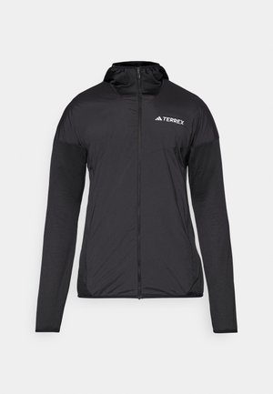 Schwarze Terrex-Jacke mit einem Reißverschluss vorne, Kapuze und kontrastierendem Stoff an den Ärmeln. Sie zeichnet sich durch eine glatte Textur und ein minimalistisches Design aus.