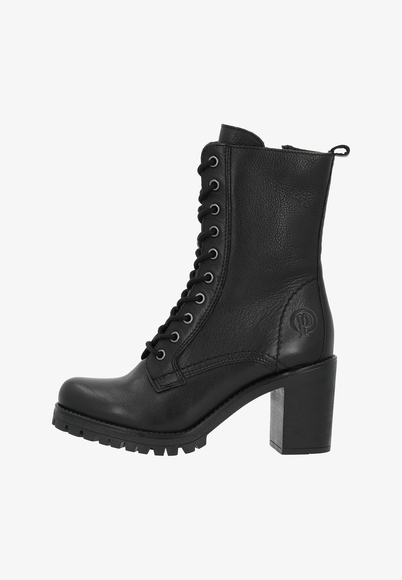 Bottine noire en cuir à talon haut avec lacets, semelle épaisse, languette de tirage, fermeture éclair latérale et logo embossé sur le talon.