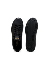 Sneaker in pelle nera con una texture liscia e punta tonda. Presentano lacci neri, accenti dorati e una suola in gomma con motivo.