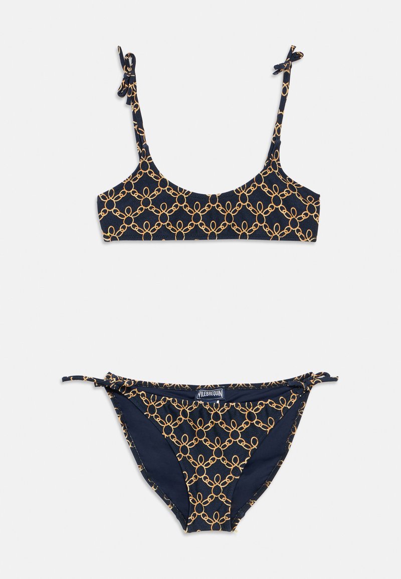 Σετ μπικίνι σκούρου μπλε με χρυσό σχέδιο αλυσίδας. Το τοπ διαθέτει ρυθμιζόμενους ιμάντες, ενώ το κάτω μέρος έχει δεσίματα στα πλαϊνά για ασφαλή εφαρμογή. Ομαλή υφή.