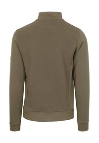 Olijfgroene zip-up jack met een gestructureerd achterpaneel, een gladde voorkant, ribbels bij de mouwen en de zoom. Het materiaal is zacht en rekbaar.