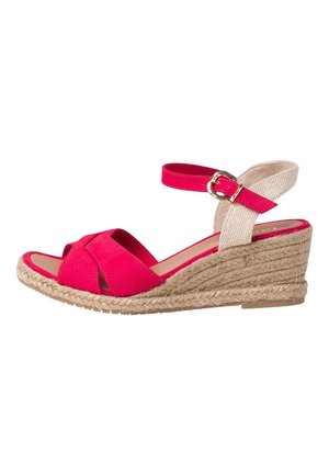 Rød kilehæl sandal med åben tå, vævet jutesål, ankelrem med guldlås og beige stofrem bagpå.