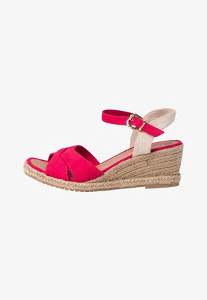 Sandale compensée rouge à bout ouvert avec talon en jute tissé, bride à la cheville avec boucle dorée, et bride arrière en tissu beige.