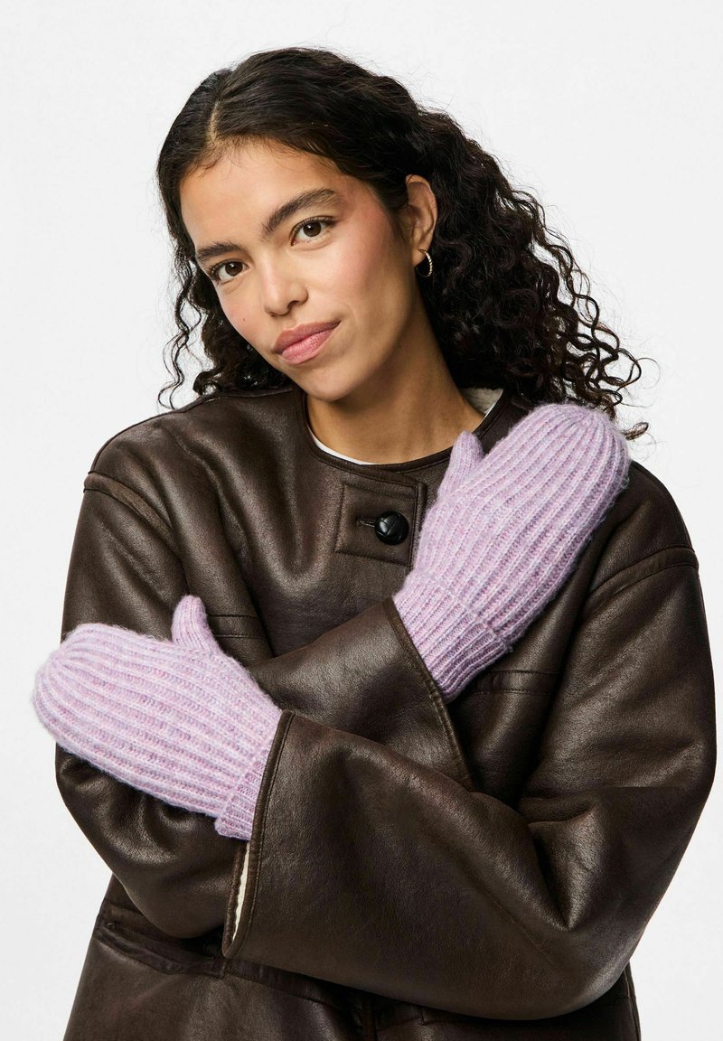 Lila gebreide wanten met ribbelstructuur, gedragen bij een donkerbruin leren jas met een ronde kraag en knoopsluiting.