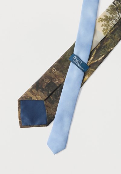 Δύο γραβάτες: η μία από μονόχρωμο ανοιχτό μπλε μετάξι, η άλλη με εκτύπωση τοπίου σε σκουρόχρωμο φόντο και ναυτικό μπλε άκρο· περιλαμβάνεται ετικέτα με την επωνυμία.