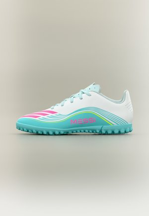 Λευκό ποδοσφαιρικό παπούτσι με γαλάζια σόλα, ροζ λεπτομέρειες και κυματιστό κίτρινο μοτίβο. Φέρει το όνομα "MESSI" στο πλάι.