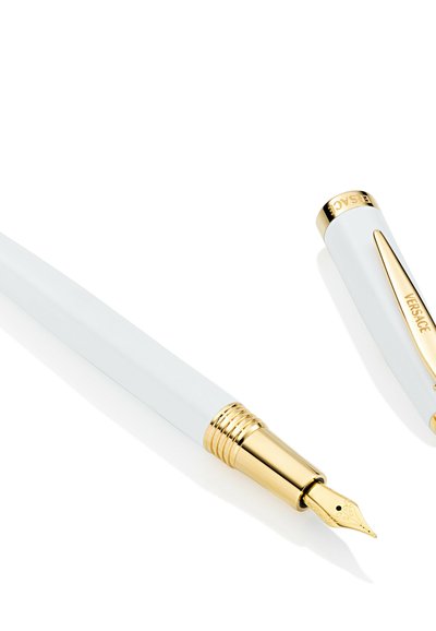 Pluma fuente blanca y dorada con tapa desmontable, que presenta una punta de oro y el nombre de la marca en el clip y el borde de la tapa.