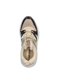 Beige en zwarte sportieve schoen met een combinatie van mesh en faux fur textuur, voorzien van een gepatternde achterkant, een ronde neus en een platte rubberen zool.