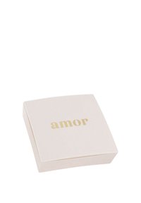 Piccola scatola quadrata chiusa di colore rosa pallido con bordi arrotondati e la scritta 'amor' in oro centrata sul coperchio.