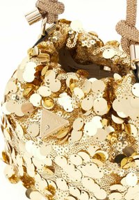 Petit sac à cordon en sequins dorés avec fermoir métallique et logo Guess à l'avant.