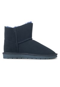 Navyblauwe suède enkelschoenen met een zachte bontvoering, taps toelopende vorm en een getextureerde rubberen zool met een low-profile ontwerp.