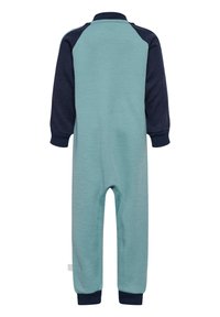 Långärmad babydräkt i ljus teal med mörk marinblå raglanärmar, som har en mjuk textur och elastiska muddar vid anklarna.