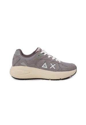 Sneaker grigio in suede e rete con accenti bianchi, caratterizzato da una spessa suola crema, loghi triangolari e chiusura con lacci.
