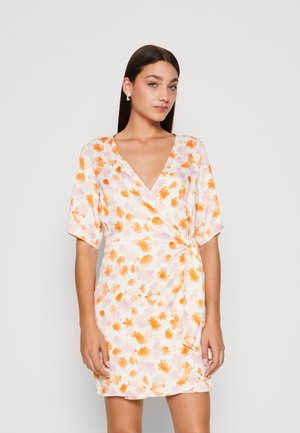 Φόρεμα τύπου wrap με V-neck, κοντά μανίκια και σχέδιο λουλουδιών σε πορτοκαλί και ροζ σε ανοιχτό φόντο. Μαλακό, ελαφρύ ύφασμα με κορδόνι στη μέση.