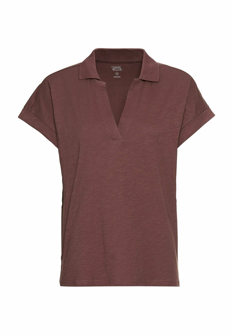 Polo marron à manches courtes avec un col doux et une ouverture en V, fabriqué en tissu biologique.