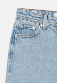 Ανοιχτό μπλε τζιν παντελόνι με ψηλή μέση, με μεταλλικό εξοπλισμό, εμπρόσθια τσέπη και αντίθετες ραφές. Μαλακή υφή και κλασικός σχεδιασμός.