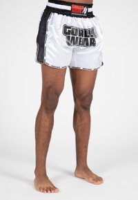 Witte satijnen shorts met zwarte accenten en "GORILLA WEAR" branding, met een trekkoord taille en een gaas zijpaneel.
