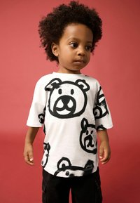 Next ALL-OVER  - Triko s potiskem - white graffiti bear